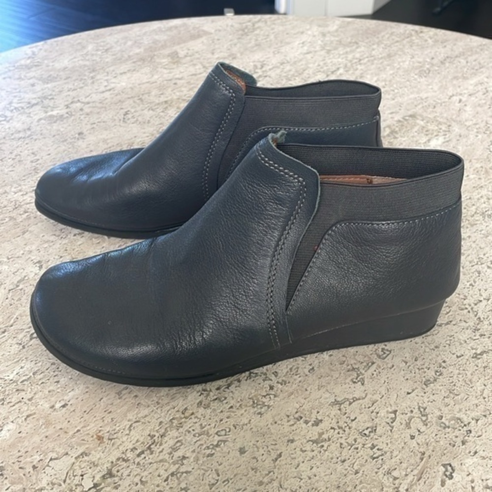 Kenneth Cole Gentle Souls Arlene booties 8 gray leather upper